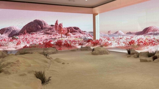 거대한 창을 통해 꽃이 피어나는 아름다운 사막을 만날 수 있는 ‘플로럴 데저트 (Floral Desert)'