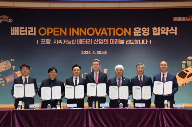 왼쪽부터 김원경 경기창조혁신센터장, 정규열 포스텍 교학부총장, 박경일 SK에코플랜트대표이사, 이강덕 포항시장, 백인규 포항시의회 의장, 배영호 포항테크노파크원장, 김헌덕 포미아 원장.
