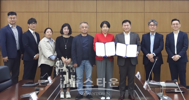 호서대학교가 대학혁신지원사업 일환으로 IT 기업인 ㈜웅진과 손을 잡고, 현장에서 요구하는 ‘맞춤형 인재양성 교육 프로그램’을 운영한다. SAP 개발자 과정과 경영 컨설팅 과정으로 이론과 실무가 결합한 체계적인 교육을 진행한다.사진) 호서대학교-㈜웅진