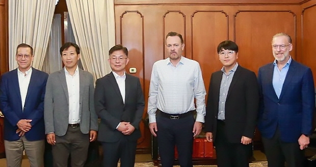 21일(현지시간) 멕시코 케레타로주 주지사 사무실에서 열린 공장 건설 관련 협의 후 참석자들이 기념촬영을 하고 있다