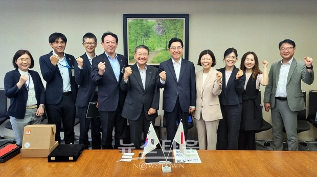 박경귀 아산시장과 아산시 관계 공무원 등 8명으로 구성된 방문단이 지난 5월 22일 일본 하마마쓰시청에서 야마나 유타카 부시장과 이시자카 모리히로 기획조정부장 등을 면담하고 상호문화도시 프로그램 가입 및 외국인 정책에 대한 의견을 나눴다.