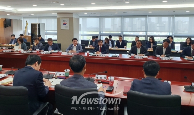 충청남도가 5월 27일 도청 중회의실에서 전형식 정무부지사와 안호 산업경제실장, 박경찬 태안부군수를 비롯해 중앙협력본부, 충남연구원, 일자리경제진흥원, 한국서부발전 관계자 등 20여 명이 참석한 가운데 태안군 석탄화력발전소 폐지 대응 전담팀(TF) 1차 회의를 개최했다.