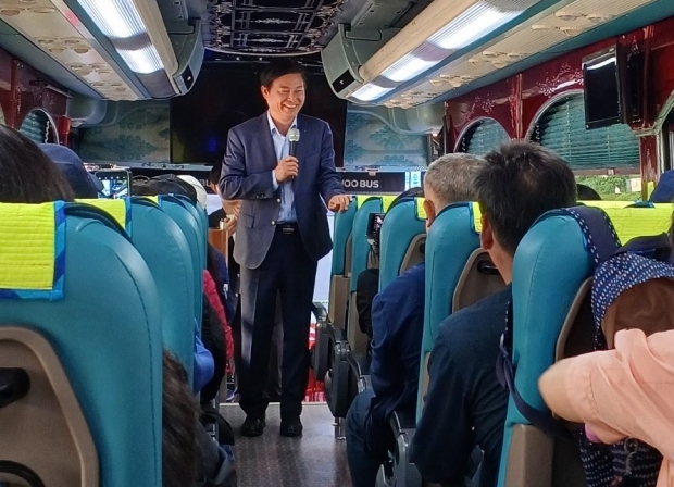 조용익 부천시장이 워크숍 출발 전 버스에서 격려의 말을 전하고 있다.