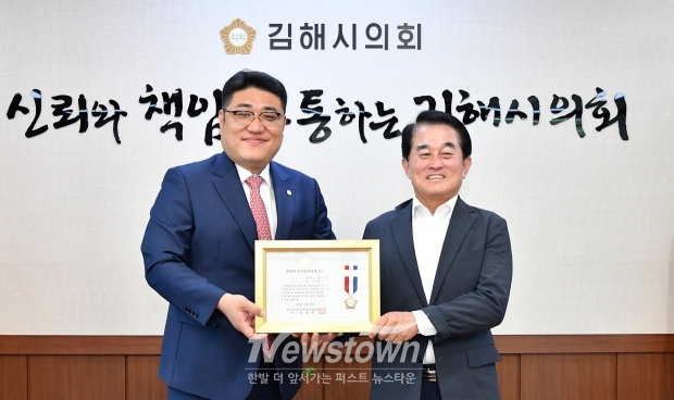 김해시의회 최정헌 의원(사진/좌측)이 대한민국시군자치구의회의장협의회에서 수여하는 ‘대한민국지방의정봉사상’수상자로 선정됐다.