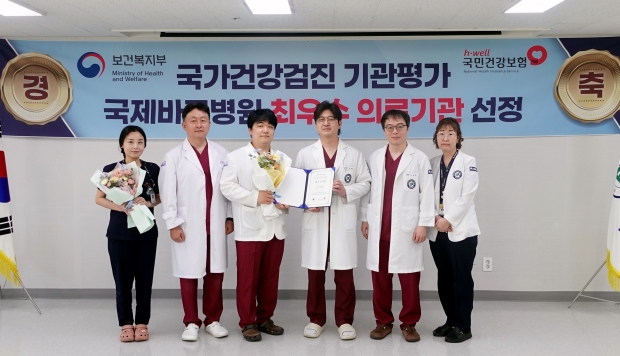 왼쪽부터 박서연 내과검진센터 팀장, 정진원 병원장, 최세영 내과검진센터 전문의, 이정준 대표원장, 고영원 병원장, 변진 간호부장