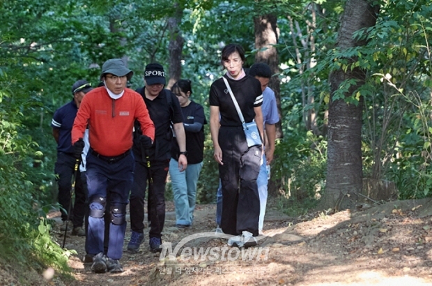 박경귀 아산시장이 지난 6월 18일 남산근린공원 등산로 현장점검을 위해 온양문화원에서 출발해 느티나무 쉼터까지 약 4km 등산로 노선을 오르며 계단, 공원등, 정자, 운동시설, 안내표지판 등 시설물을 점검했다.