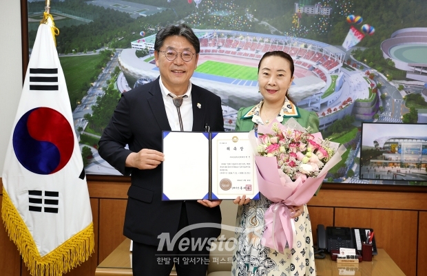김해시가 6월 20일 중국과의 교류 활성화를 위해 란민 신아태문화예술협회장을 시 홍보대사로 위촉했다. 2026년 12월 31일까지 동아시아 문화도시 사업 홍보와 중국과의 우호 협력, 중국 관광객 유치 활성화 등 활동을 전개한다. 사진) 좌측부터 홍태용 김해시장, 란민 신아태문화예술협회장