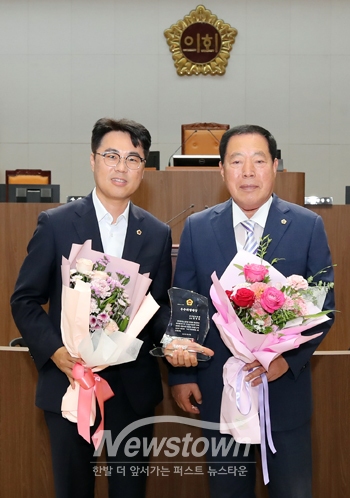 우수의정대상 수장자 정병인 의원(사진/좌측)