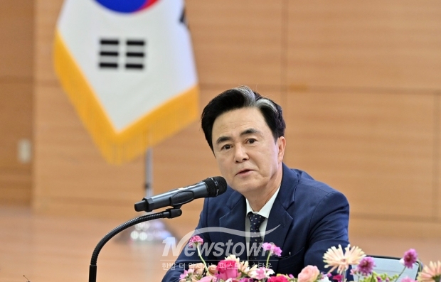 김태흠 충남도지사가 6월 27일 민선8기 3년차 시군 방문 5번째 일정으로 천안시를 방문한 가운데 언론인과의 간담회 자리에서 “그동안 각종 현안에 대해 박상돈 시장과 논의를 해왔다. 크게 걱정 안 하셔도 된다”고 말했다.