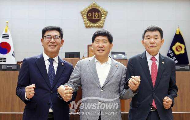 충청남도의회가 7월 1일 제353회 임시회 1차 본회의를 열고 후반기 의장단을 확정했다. 무기명 투표로 진행된 이날 선거에서 홍성현 의원이 재적의원 48명의 과반수인 38표를 받아 의장에 당선됐다. 정광섭 제1부의장은 39표를, 오인철 제2부의장은 41표를 각각 획득했다.  사진) 좌측부터 오인철 의원, 홍성현 의원, 정광섭 의원