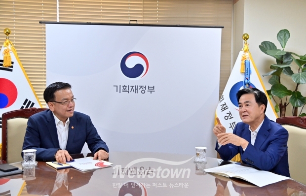 김태흠 충남도지사가 지난 7월 18일 기획재정부 방문에 이어 19일에는 최상목 경제부총리를 만나 주요 현안 7건의 국비반영을 건의했다.