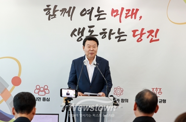 오성환 당진시장이 8월 1일 당진시청 브리핑실에서 성모병원 신축 이전 불가 상황에 대해 기자회견을 열고 성모병원의 신축 이전 추진 경위와 후속 대책을 발표했다.