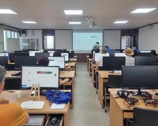 시민정보화교육장에서 시민을 대상으로 무료 디지털 역량강화 교육이 운영되고 있다
