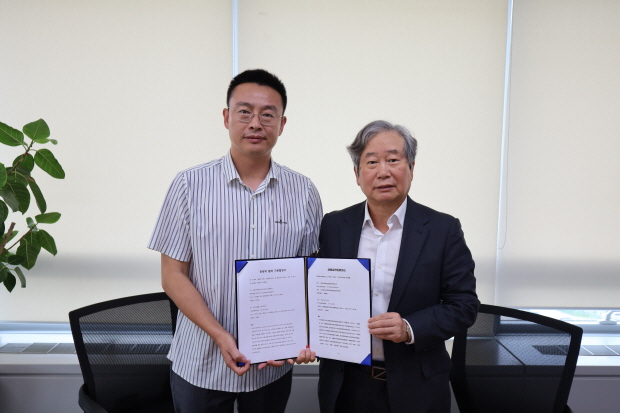 바이오플러스와 중국 산둥포커스프레다가 전략적 파트너십을 체결하고 기념촬영을 하고 있다. (왼쪽부터) 산둥포커스프레다 총경리 리우 레이, 바이오플러스 대표이사 정현규