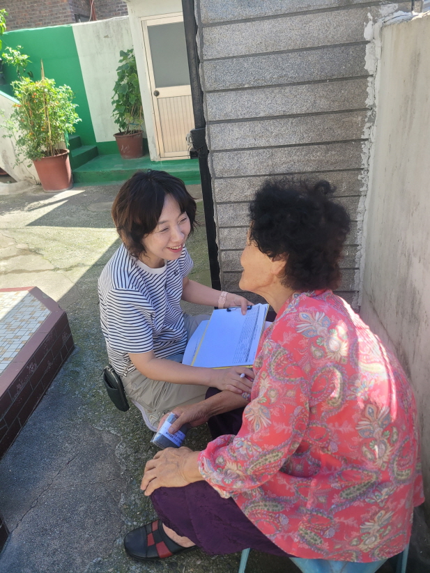 돌봄이 필요한 가구에 대한 가정방문 사진