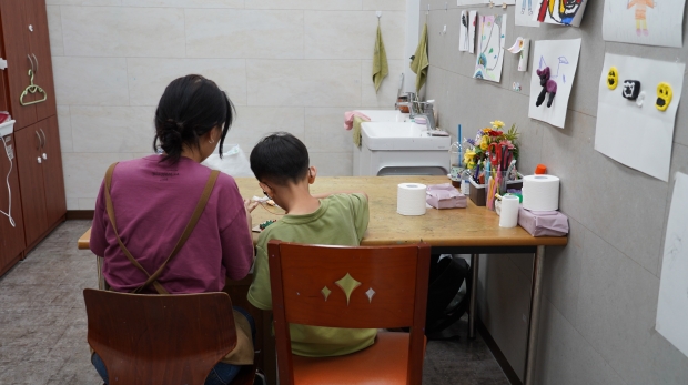 인천시피해장애아동쉼터 이용 아동이 ‘검단라파언어심리센터’에서 미술 교육을 하고 있다.