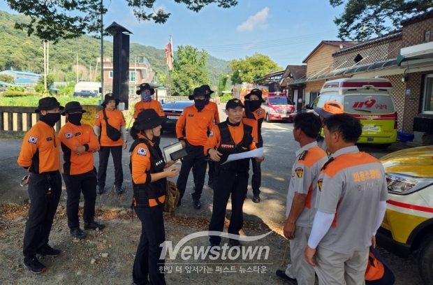청양소방서가 지난 9일 청양군 장편면에서 실종된 80대 노인을 찾기 위해 진행된 대규모 수색 작업이 모두 마무리됐다. 소방서는 경찰과 협력하여 4일간 총 247명의 인력을 투입해 수색을 실시했다.
