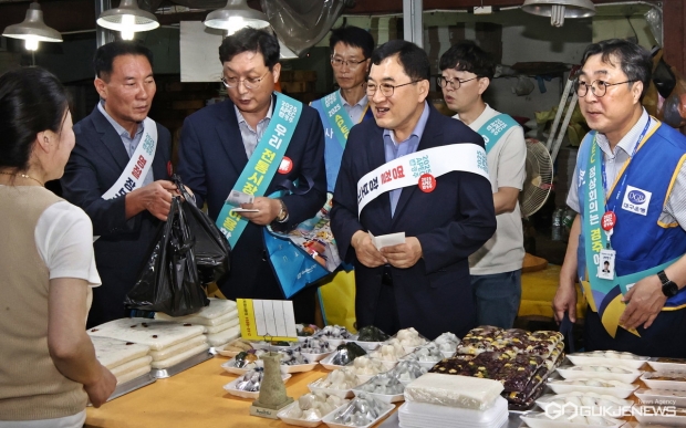 주낙영 경주시장이 지난해 9월 경주 중앙시장을 찾아 추석장을 보며 경기침체로 어려움을 겪고 있는 시장 상인들을 응원하고 있다.
