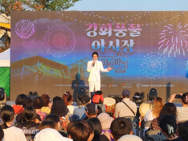 개그맨 김정렬이 멋진 개그를 선보이고 있다. 