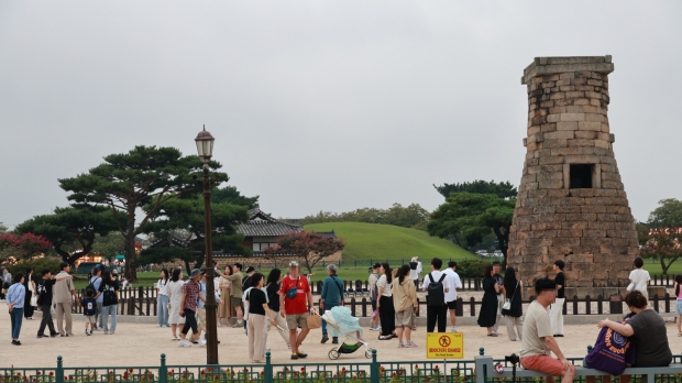 방문객들이 첨성대 일원에서 추석 연휴를 즐기고 있다