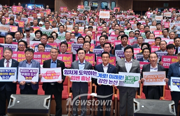 김태흠 충남도지사 논산 발전을 위해 ▲국방국가산업단지 조성 ▲국방기관 유치 ▲탑정호 관광 개발 ▲K-헤리티지 밸리 조성 등을 차질 없이 추진하겠다고 약속했다.