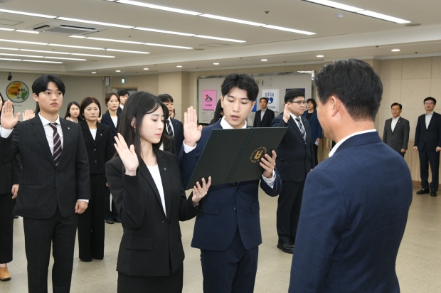 부천시 신규 공무원 대표가 임용식에서 선서문을 낭독하고 있다.