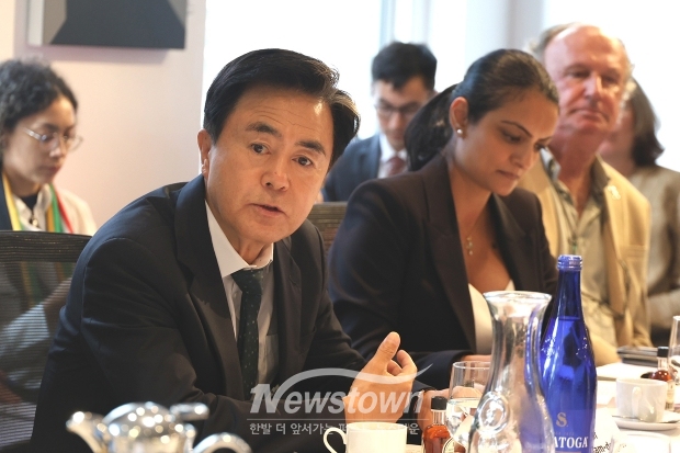 김태흠 충남도지사가 9월 24일(현지시각) 미국 뉴욕 록펠러플라자에서 캐나다 퀘백 정부와 석유·가스 단계적 폐지 동맹(BOGO) 주관으로 열린 ‘화석연료 전환에 대한 지방정부 리더십’에 참가, 주제발언을 가졌다.