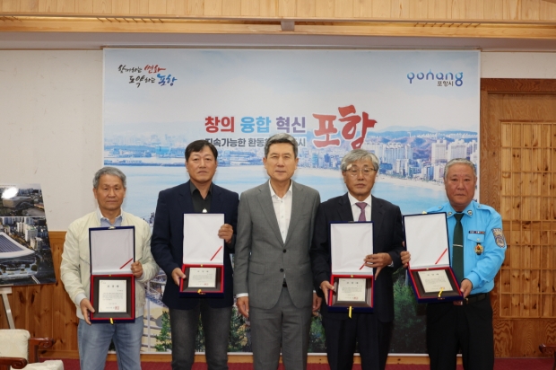 왼쪽부터 송영춘 운전자불자연합회장, 모해동, 차성호, 이강덕 포항시장, 김도엽, 최태문, 권중구 개인택시포항지부장.