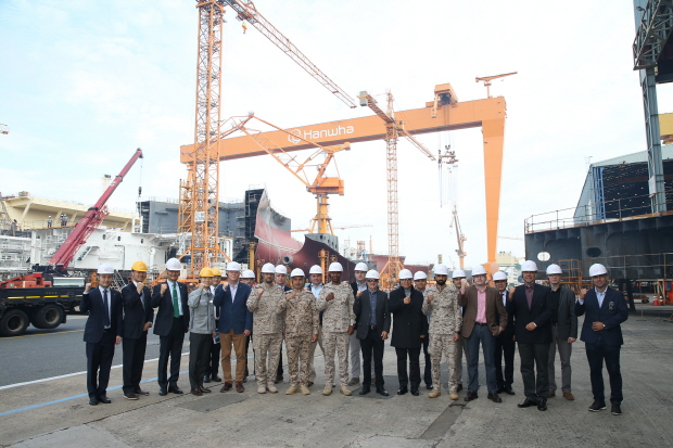 사진설명 : 폴란드 야로스와프 지미안스키 해군총장 등 해외 5개국 19명의 잠수함 관련 주요 군 관계자들이 한화오션을 방문, 생산설비와 잠수함 건조현장을 돌아 봤다.