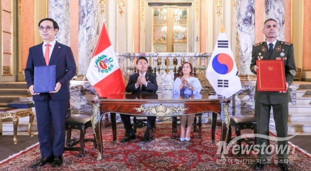이용배 현대로템 사장과 호르헤 자파타 페루 조병창 대표는 한국과 페루 양국 정상이 참석한 가운데 ‘지상장비 협력 총괄협약서’에 서명했다 / 사진=현대로템 제공