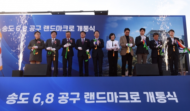 유정복 인천광역시장이 19일 연수구 송도동에서 열린 '송도 6,8공구 랜드마크로 개통식'에서 윤원석 인천경제자유구역청장 등 참석 내빈들과 테이프커팅을 하고 있다.
