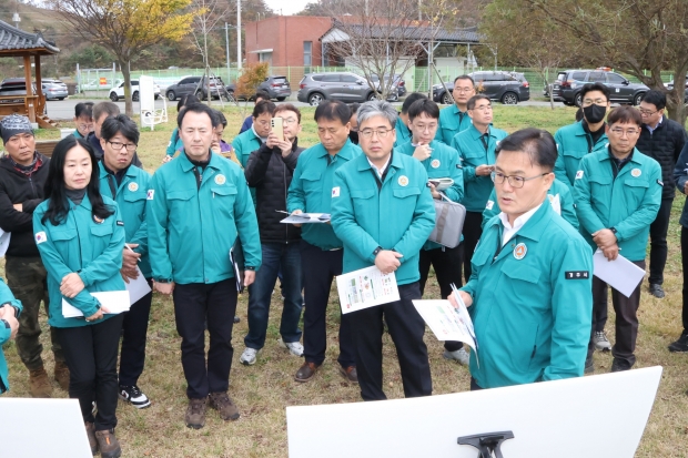 송호준 부시장이 19일 감포 오류 일원에서 임상섭 산림청장을 비롯한 관계자들을 대상으로 소나무재선충병 현황을 브리핑하고 있다.