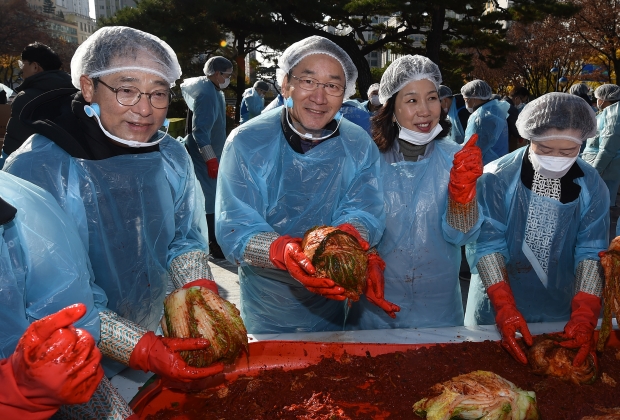 유정복 인천광역시장이 23일 인천애뜰에서 열린 '2024 인천 김장나눔 대축제'에서 취약계층에 전달할 김장을 하고 있다