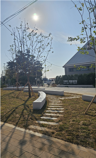 개선후(수목정리 등 주변정리로 개방감 확대)