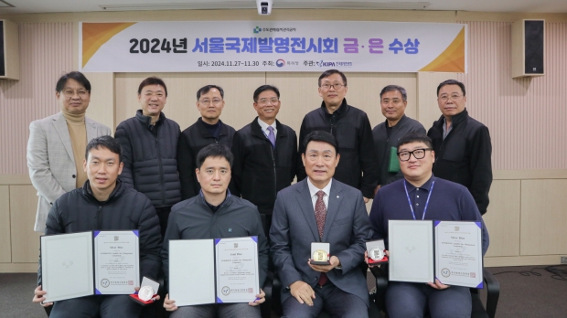 (앞줄 좌측부터) 골프장관리부 김정연 파트장, 연구개발부 이상경 과장, 송병억 사장, 기술지원부 박장춘 대리 (뒷줄 좌측부터) 김상훈 상생본부장, 김재규 골프장관리부장, 정시용 지역상생처장, 조준호 자원기술처장, 염경섭 자원순환기술연구소장, 이희문 연구개발부장, 유호영 기술지원부장