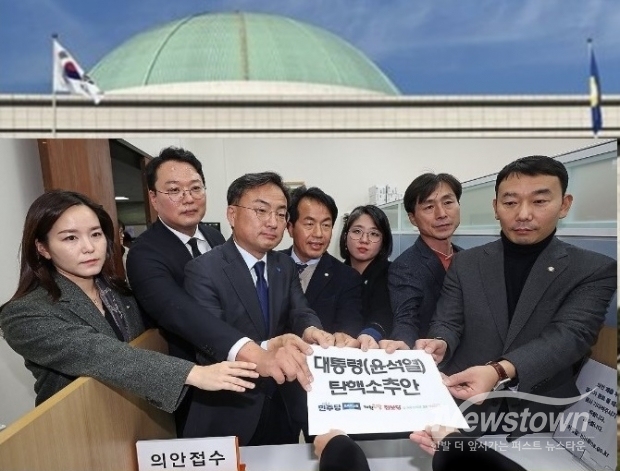 야권 6당은 4일 오후 2시 43분 국회 의안과를 방문해 탄핵소추안 제출