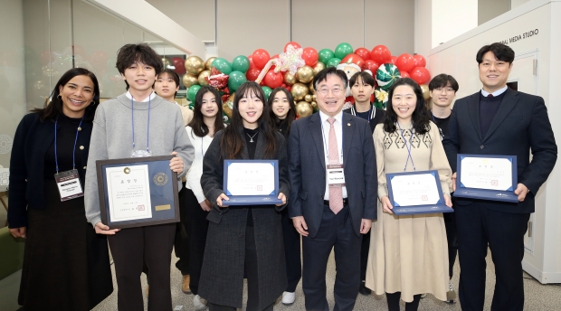 IFEZ 글로벌 콘텐츠 인턴쉽 참여, 한국어반 강의, 외국인 친화사업장에 대한 표창 수상자 기념촬영