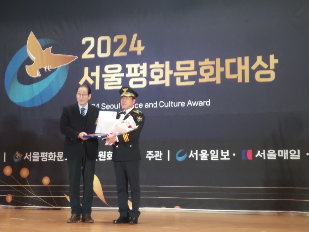 김포경찰서 문연수 월곶파출소장(경감)이 26일 오후 국회의원회관에서 열린 ‘2024 서울평화문화대상’에서 국민치안공헌대상을 수상하고 있다.