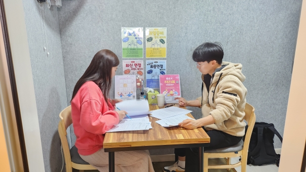 호반건설 합격자와 상담사 사진 ▲(왼쪽부터) 이숙이 직업상담사, 최성원 씨