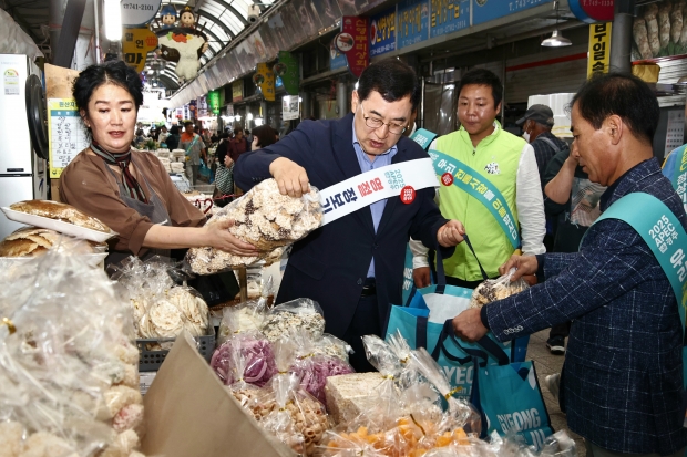 주낙영 경주시장이 추석 연휴를 앞둔 지난해 9월 성동시장을 찾아 전통시장 장보기 행사에 참여하고 있는 모습.