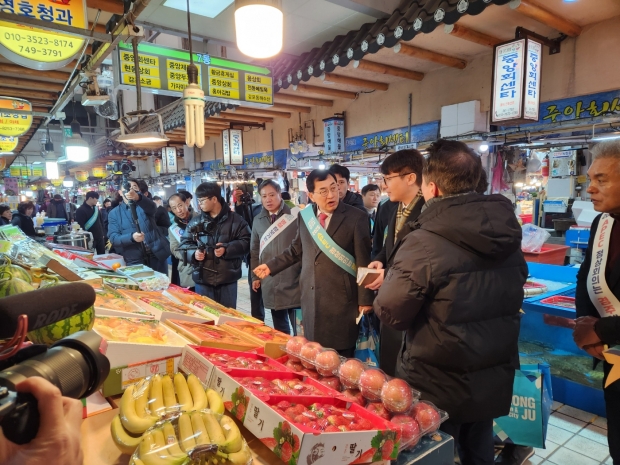경주시가 지난해 2월 설 명절을 맞아 전통시장 및 상점가를 차례로 돌며 ‘설 명절 전통시장 장보기’ 행사에 나선 모습