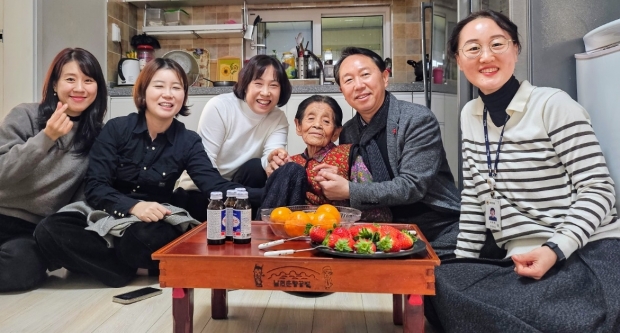 포항시는 지난 21일 설을 앞두고 경북도 내 유일한 ‘일본군 위안부 피해’ 생존자이신 박필근(97) 어르신을 찾아 안부를 전했다