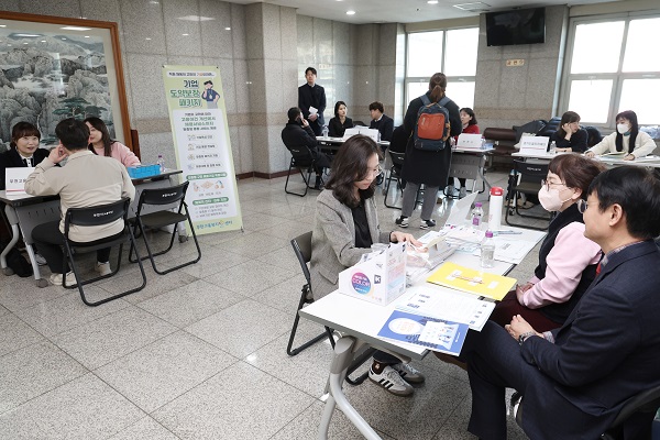 상담 중에 기관별 별도 상담을 하고 있다.