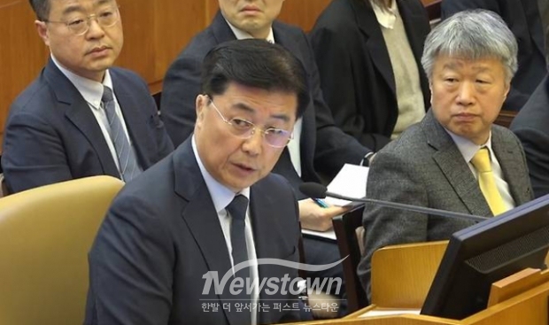 헌법재판소에 증인으로 출석해 윤 대통령 내란 혐의에 대해 진술하는 홍장원 국정원 1차장/헌법재판소 제공