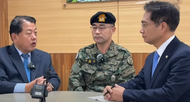 헌재에서 증언하기 전, 한 유튜브 방송에 출연해 더불어민주당 김병주, 박선원 의원과 대담하는 곽종근 전 육군특수전사령관/오마이티브이 캡처