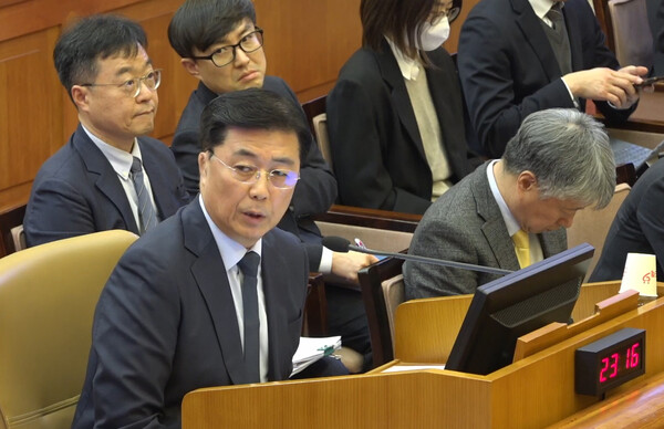 홍장원 전 국가정보원 제1차장이 4일 서울 종로구 헌법재판소에서 열린 윤석열 대통령 탄핵심판 5차 변론기일에 증인으로 출석해 발언하고 있다.