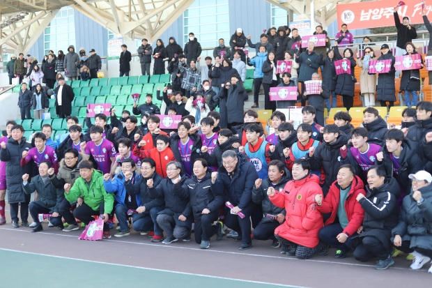 주광덕 남양주시장이 남양주FC 선수들과 기념촬영을 하고 있다.