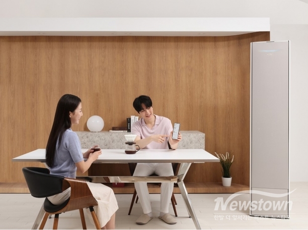 삼성전자 모델이 스마트싱스를 활용해 ‘AI 쾌적’, ‘AI 절약모드’ 등 다양한 에어컨 AI 기능을 갖춘 삼성전자 2025년 에어컨을 체험하고 있다./ 사진=삼성전자 제공