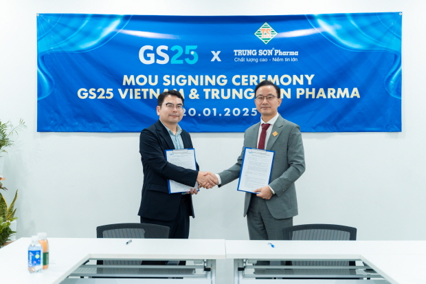 중선파마-GS25 MOU 사진 (왼쪽부터) 최금성GS25 베트남 법인장, 노웅호 중선파마 법인장