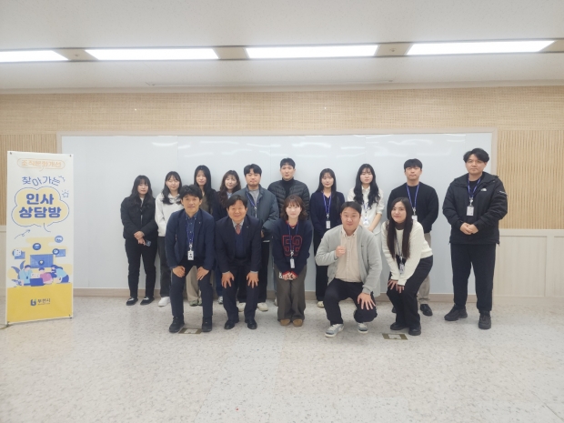 저연차 공무원들과 단체 기념촬영